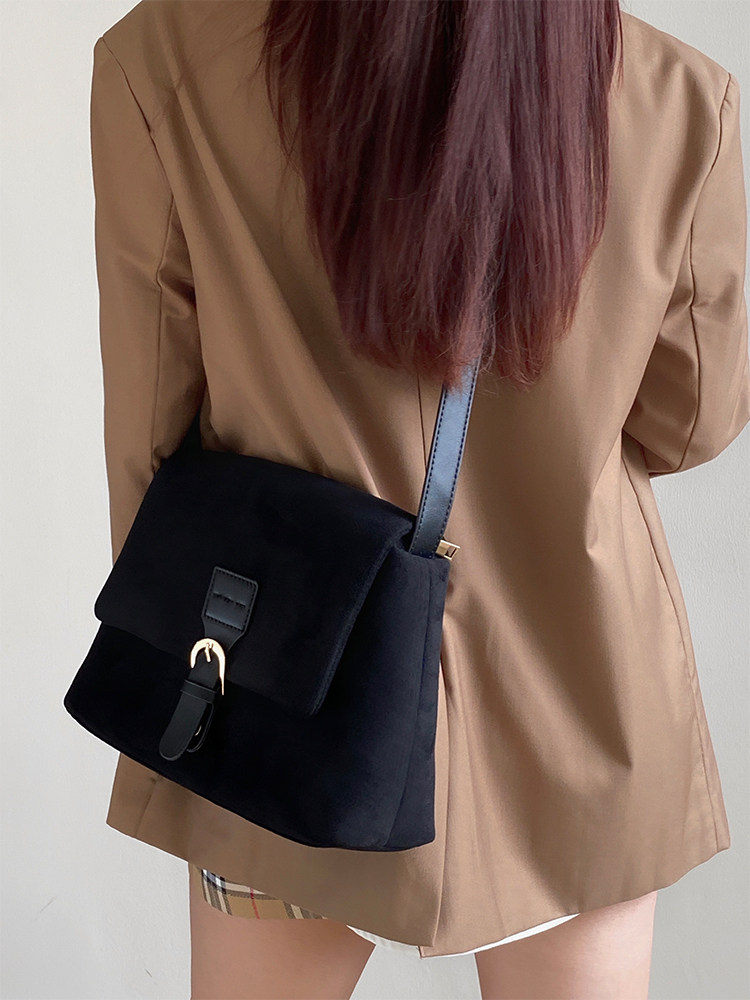 Koreanische Version der neuen Herbst-Damentasche im College-Stil mit Samtstruktur und einer Schultertasche unter dem Arm_voghion.com