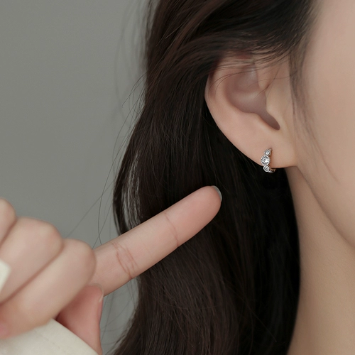 Небольшой цирконий, дизайнерские серьги, серебро 925 пробы, коллекция 2023, легкий роскошный стиль