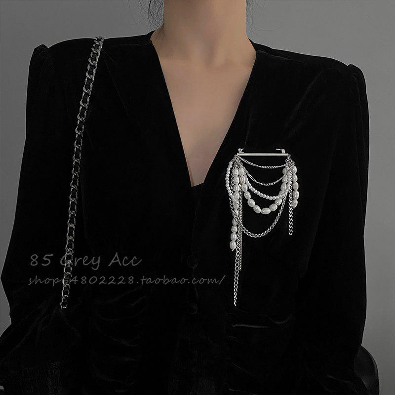 Broche de corrente com pérolas e borlas para mulher acessório_voghion.com
