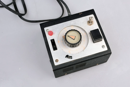 Таймер автоматической синхронизации мощности для усиления темной комнаты -