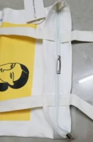 Модель на молнии белой печати