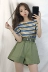 Đặt nữ mùa hè mới của Hàn Quốc phiên bản của hoang dã sọc ngắn tay T-shirt + hoa, đàn hồi cao eo chân rộng quần short phù hợp với sinh viên đồ công sở nữ Bộ đồ
