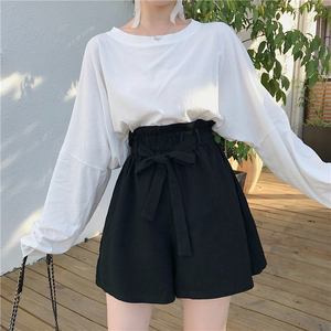 Retro đơn giản giản dị phù hợp với màu rắn lỏng cơ bản dài tay T-Shirt top + cao eo hoa rộng quần short chân nữ