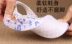 Hàn Quốc phiên bản của mùa hè mới của phụ nữ dép phẳng nhựa in giày bãi biển nông miệng rỗng mẹ giày không trượt lỗ giày