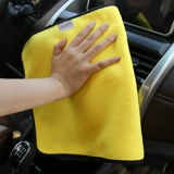Помочивая полотенце вымыть автомобиль с поглощением воды и утолщенными, без волос, без следов, супер тонкие тряпки, специально