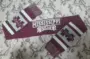 NCAA Mississippi Đại học người hâm mộ Bulldog kỷ niệm chiếc khăn đôi mặc áo cờ ô liu - bóng bầu dục áo thun chơi bóng bầu dục