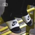 [Nike] Nike Nike Kawa vòi hoa sen màu đen và trắng lớn logo thể thao không thấm nước dép 832528 001 Dép thể thao