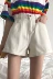 Dora Chaoren Hall Hong Kong hương vị retro chic cao eo thư thêu quần short denim hoang dã lỏng quần chân rộng nữ short bò nữ đẹp Quần jean