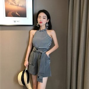 Dora Chaoren Hall Hồng Kông hương vị retro chic mặc sọc sling đáy áo + hoang dã strap shorts phù hợp với phụ nữ