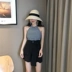 Dora Chaoren Hall Hồng Kông hương vị retro chic mặc sọc sling đáy áo + hoang dã strap shorts phù hợp với phụ nữ