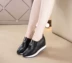 Mùa xuân và mùa thu mới Giày nữ nêm trắng Phiên bản Hàn Quốc tăng giày thể thao thoáng khí hoang dã Giày đế thấp để giúp giày đơn giày boot nữ Giày cắt thấp