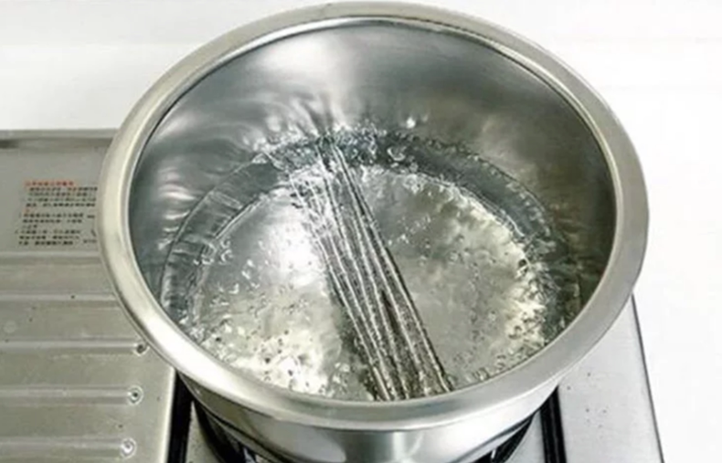 1 煮沸法对于许多家庭来说,餐具用水冲冲就算洗过了,但实际上这样并不