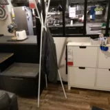 Ikea Ikea ekrar Jekal Law Law Law Room - это простая и тихая, домашняя стойка для плаща висят вешалка