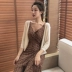 Đầu mùa thu Hàn Quốc phiên bản của chic kem chống nắng knit cardigan áo khoác mỏng hai mảnh hoa eo bandage strap dress nữ 	váy siết eo Váy eo cao