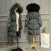 Chống mùa xuống áo khoác nữ phần dài 2017 mới giải phóng mặt bằng đặc biệt cung cấp Hàn Quốc phiên bản của siêu lớn cổ áo lông thú dày dày lên trên đầu gối thủy triều