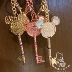 Брелок 上海迪士尼乐园国内代买限量款黄金色米奇城堡金钥匙挂圈扣车钥匙