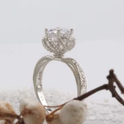 Sterling Silver 925 Hoa hồng mô phỏng Nhẫn kim cương Chúc mừng bên hồ bơi Luxury Platinum Propose Platinum Platinum