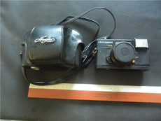 Камера 【抱诚守真】红梅jg304a型35毫米平视取景自动曝光照相机。