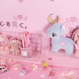 Различные артефакты хранения в стене с общежитием -спальня на крышке стены на стене на стене на стене на стене