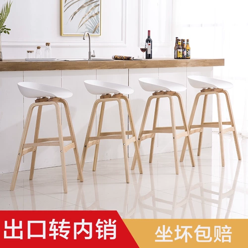 Стул с твердым древесином.