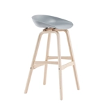 Стул с твердым древесином.