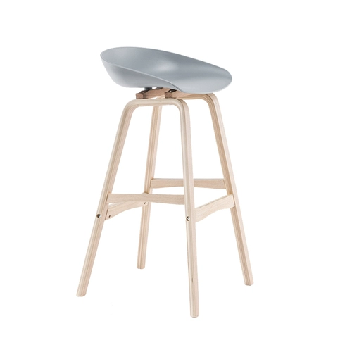 Стул с твердым древесином.