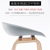 Стул с твердым древесином.