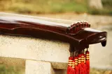 Фабрика прямой продажи крем рога, Liang Tongmu Guqin, отправьте полный набор аксессуаров, табуретки на пианино и т. Д.