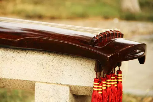 Фабрика прямой продажи крем рога, Liang Tongmu Guqin, отправьте полный набор аксессуаров, табуретки на пианино и т. Д.