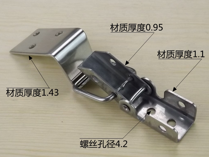 依顿电气请求断路器搭扣组织及其断路器专利封闭时防尘罩严密掩盖拨动板区域阻隔尘埃与异物