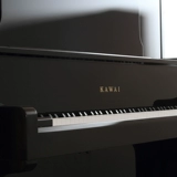 Вице -игра на фортепиано Kawai Kawi US50 с низким разрешением на разрешение на разрешение на разрешение обучена практикующим с высоким пианино