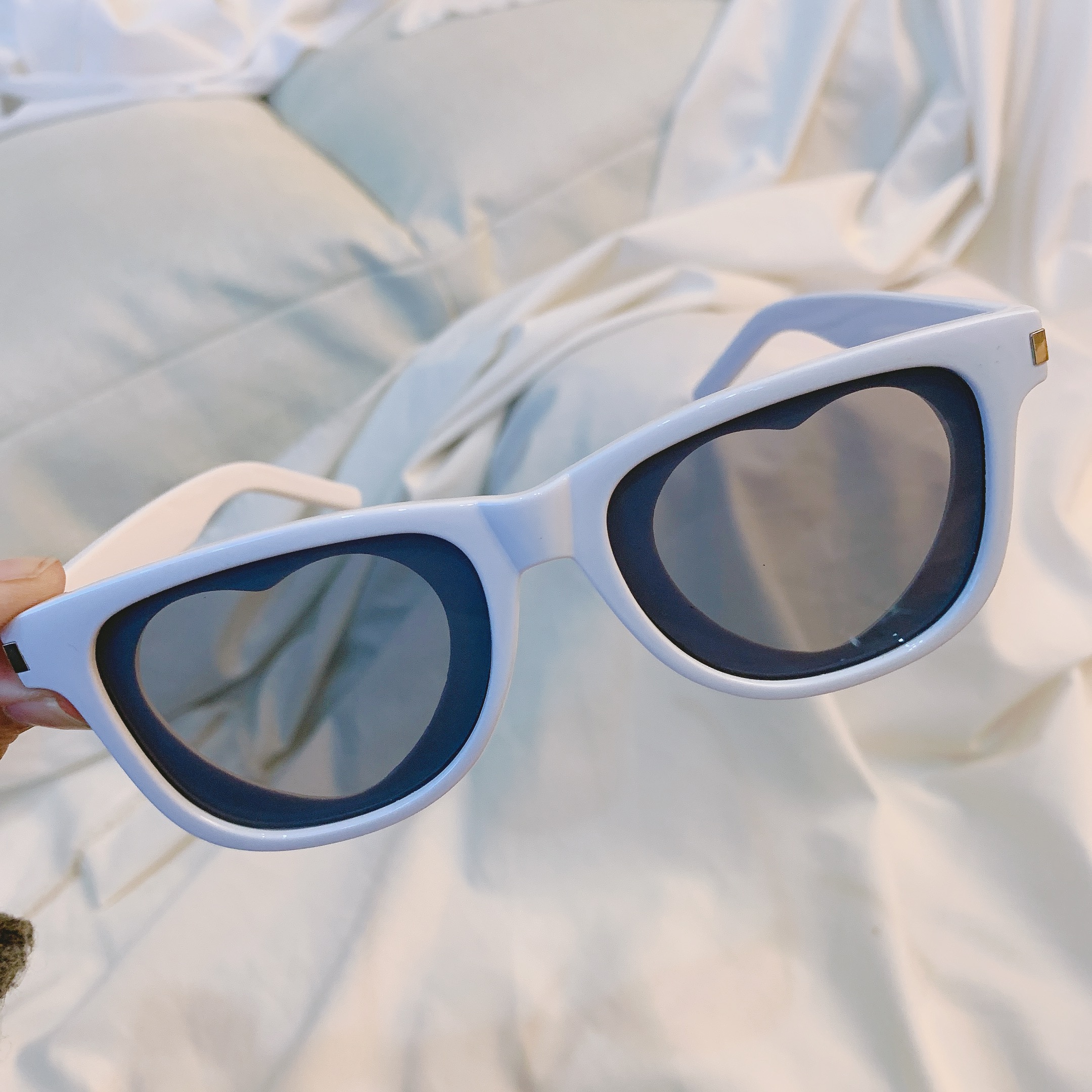 Box Love & White Grayvintage Sunglasses Port style Europe and America Retro photograph cat eye Sunglasses Purple series lovers pose female collocation