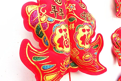 В торговом центре «Весенний фестиваль» каждый год более чем достаточно, подарочные подвески «счастливая рыба» в китайском узле, акция на праздничные украшения для нового дома.