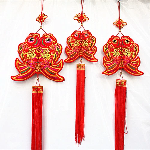 В торговом центре «Весенний фестиваль» каждый год более чем достаточно, подарочные подвески «счастливая рыба» в китайском узле, акция на праздничные украшения для нового дома.