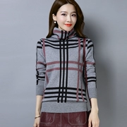 Áo len nữ thời trang Hàn Quốc nhỏ bé mùa đông ấm áp và thoải mái tay dài kẻ sọc cổ ấm Áo len ấm áp - Áo len thể thao / dòng may