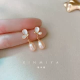 Милые элегантные серьги из жемчуга, яркий броский стиль, простой и элегантный дизайн, 2024 года, популярно в интернете