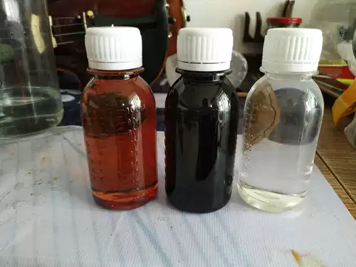 Краска скрипки, краска краски, лак, цветная краска, экономия соснового масла, три бутылки и группа