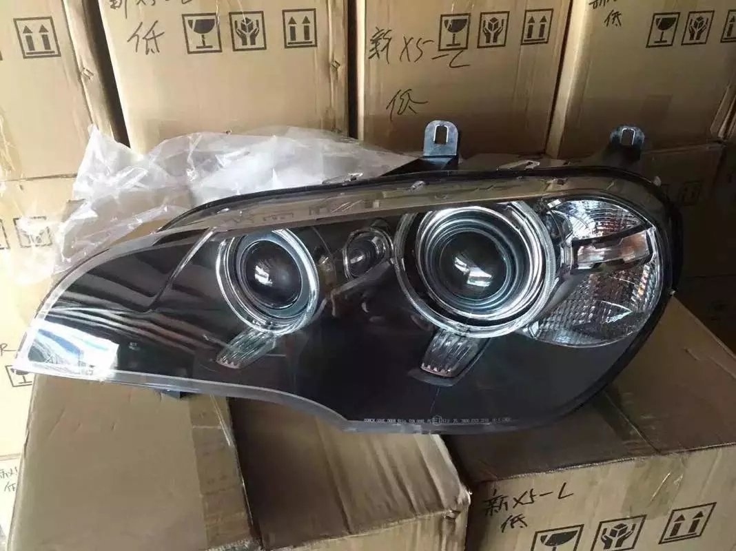 Фары бмв х5 е70 ксенон. Фара бмв х5 е70. Фара х5 е70 дорестайлинг. Модернизированная оптика х5 е70. Ксенон бмв е70.