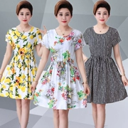 2018 mới mùa hè ăn mặc trung và cũ tuổi của phụ nữ ngắn tay bông lụa váy mẹ nạp kích thước lớn bông nhân tạo lỏng hoa váy
