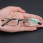Kính cầm tay mini đựng kính cận thị cho nam và nữ Kính đọc sách pha lê kính thoải mái kính già nam kính đơn giản - Kính râm kính đen